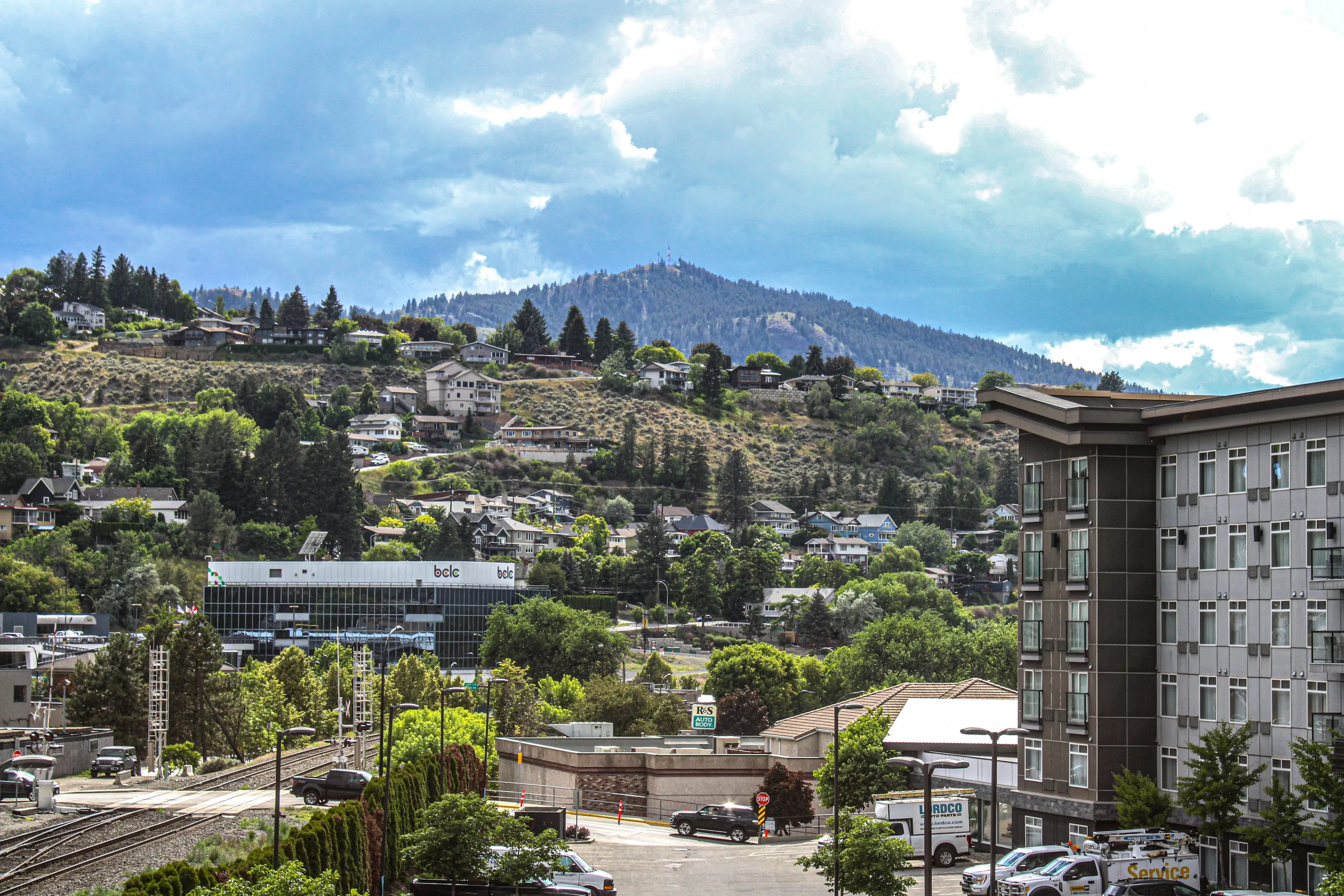 Panoramic view of a safe residential neighborhood in Kamloops with mountains in the background